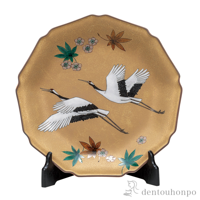 【送料無料】飾皿 吉祥 10号 皿立付≪在庫確認後、通常即日で出荷≫ ( 置物 飾皿 スタンド 絵皿 贈り物 九谷焼 )