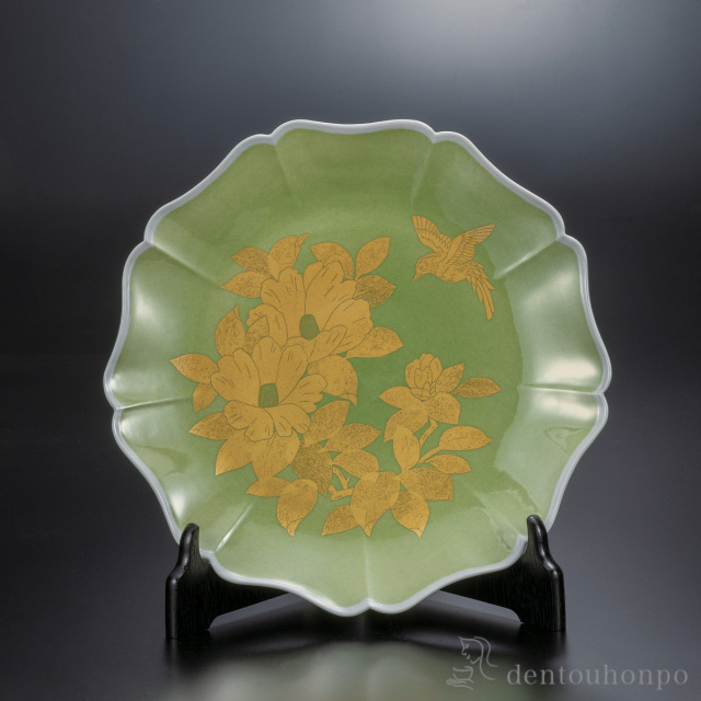 【送料無料】飾皿 釉裏金彩椿文 9.5号 皿立付≪在庫確認後、通常即日で出荷≫ ( 置物 飾皿 スタンド 絵皿 贈り物 九谷焼 )