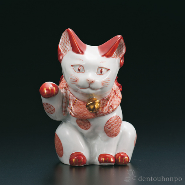 【送料無料】招き猫 赤絵細描丸紋 4号≪在庫確認後、1~3営業日で出荷≫ ( 木箱名入れ有料 木札名入れ有料 置物 幸運 開運 まねきねこ 風水 九谷焼 )