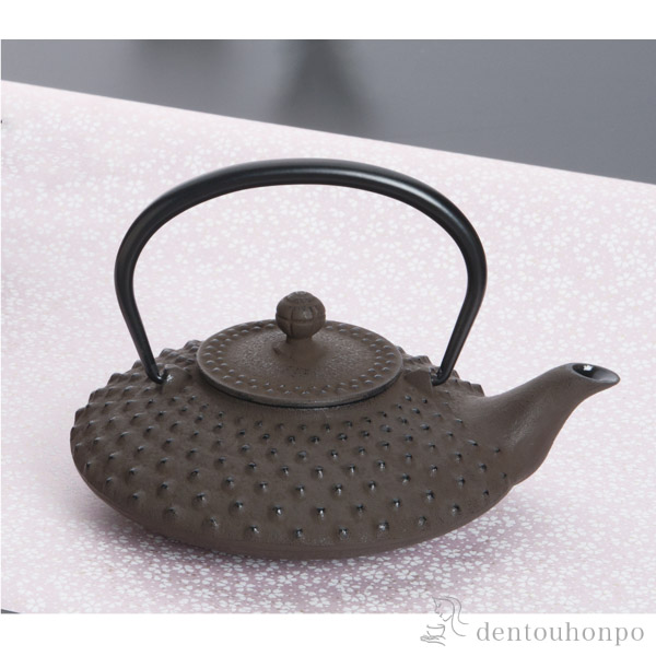 【送料無料】燗瓶 平アラレ こげ茶 500ml≪約1年で出荷予定≫ ( 岩鋳 南部鉄器 日本製 やかん 鉄分補給 湯沸かし 南部鉄器 )