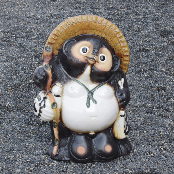 【送料無料】福ひねり狸 20号≪在庫確認後、21営業日程で出荷≫ ( 木札名入れ有料 置物 幸運 風水 縁起物 人気 信楽焼 )