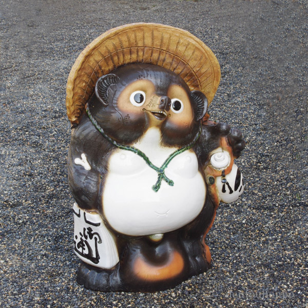 【送料無料】福ひねり狸 30号≪在庫確認後、21営業日程で出荷≫ ( 木札名入れ有料 置物 幸運 風水 縁起物 人気 信楽焼 )