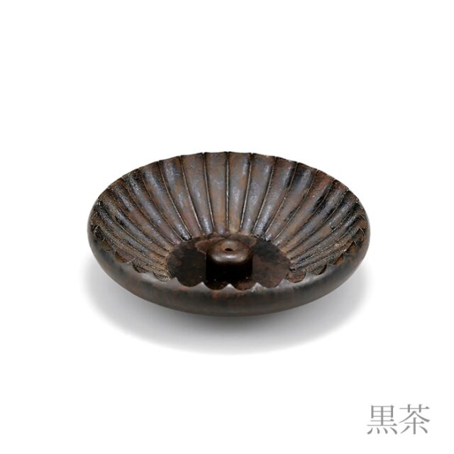 「送料無料」 香皿 菊割（きくわり） 黒茶 桐箱入り ( 能作 木箱名入れ有料 お香立て インセンス インテリア 雑貨 香皿 高岡銅器 ) 送料無料】 香皿 菊割（きくわり） 黒茶 桐箱入り / 能作 お香立て