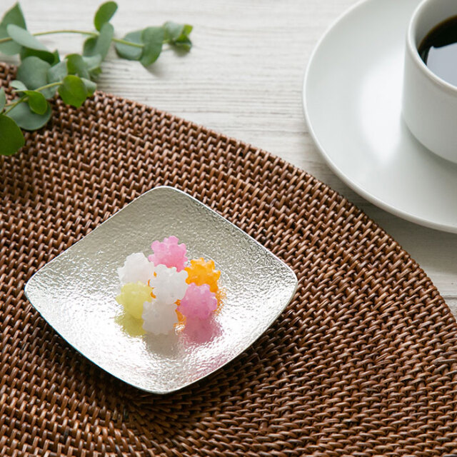 【送料無料】小皿 四角≪在庫確認後、21営業日程で出荷≫ ( 能作 母の日 プレゼント 初任給 プレート 醤油皿 豆皿 和食 洋食 高岡銅器 )