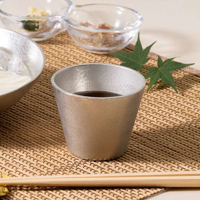 陶器 食器能 能作錫ぐい呑み 錫のおちょこ ぐい呑み で日本酒を