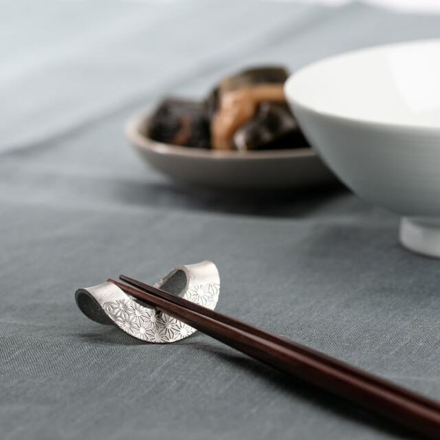 【送料無料】箸置 輪（りん） 5個入り 桐箱入り≪在庫確認後、21営業日程で出荷≫ ( 能作 木箱名入れ有料 母の日 プレゼント 初任給 ギフトセット 結婚祝い 箸休め はしおき おしゃれ 高岡銅器 )
