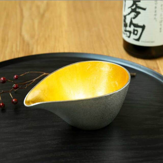 【送料無料】片口 金箔 中≪在庫確認後、10~14営業日程で出荷予定≫ ( 能作 名入れ有料 酒器 日本酒 冷酒 片口 おすすめ 高岡銅器 )