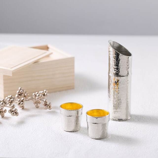 【送料無料】竹型酒器セット 金箔 片口1個・ぐい呑2個 桐箱入り≪在庫確認後、21営業日程で出荷≫ ( 能作 木箱名入れ有料 酒器 日本酒 冷酒 プレゼント 人気 高岡銅器 )