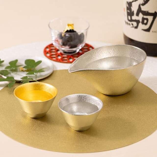 【送料無料】喜器(きき) II 酒器セット 錫 金箔 片口・小 片口1個・盃2種入り≪在庫確認後、10~14営業日程で出荷予定≫ ( 能作 名入れ有料 酒器 日本酒 冷酒 プレゼント 人気 高岡銅器 )