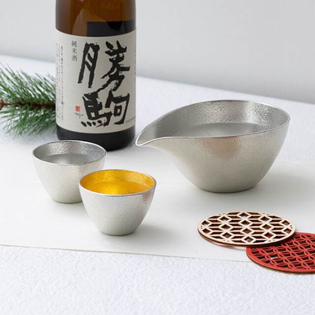 【送料無料】酒器セット 錫 金箔 片口・大 片口1個・ぐい呑2種入り≪在庫確認後、10~14営業日程で出荷予定≫ ( 能作 名入れ有料 酒器 日本酒 冷酒 プレゼント 人気 高岡銅器 )