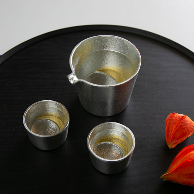 【送料無料】月の酒器セット 金箔 片口1個・ぐい呑2個≪在庫確認後、21営業日程で出荷≫ ( 能作 名入れ有料 母の日 プレゼント 初任給 酒器 日本酒 冷酒 プレゼント 人気 高岡銅器 )