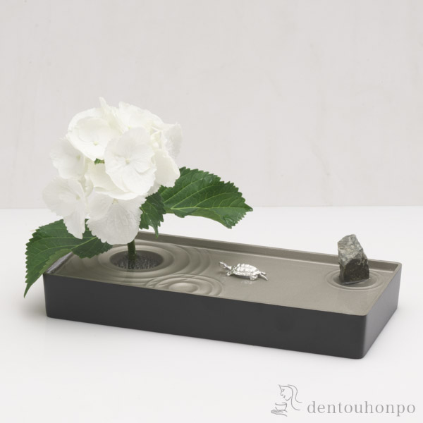 水盤 雫影 M　墨黒 剣山付≪在庫確認後、10~14営業日程で出荷≫ ( 母の日 プレゼント 初任給 花器 いけばな 生け花 おしゃれ おすすめ 高岡銅器 )