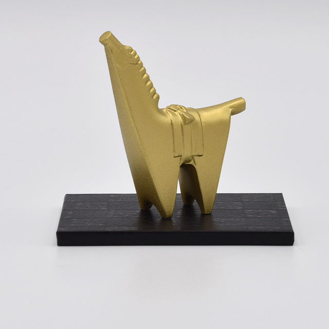 【送料無料】干支 「午」うま 敷板付≪在庫確認後、1~3営業日で出荷≫ ( 退職祝い 定年 午 馬 十二支 干支 開運 高岡銅器 )