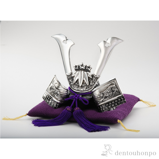 【送料無料】戦国武将 兜 源義経公≪在庫確認後、4~7営業日程で出荷≫ ( 兜 武者人形 コンパクト こいのぼり 人気 高岡銅器 )