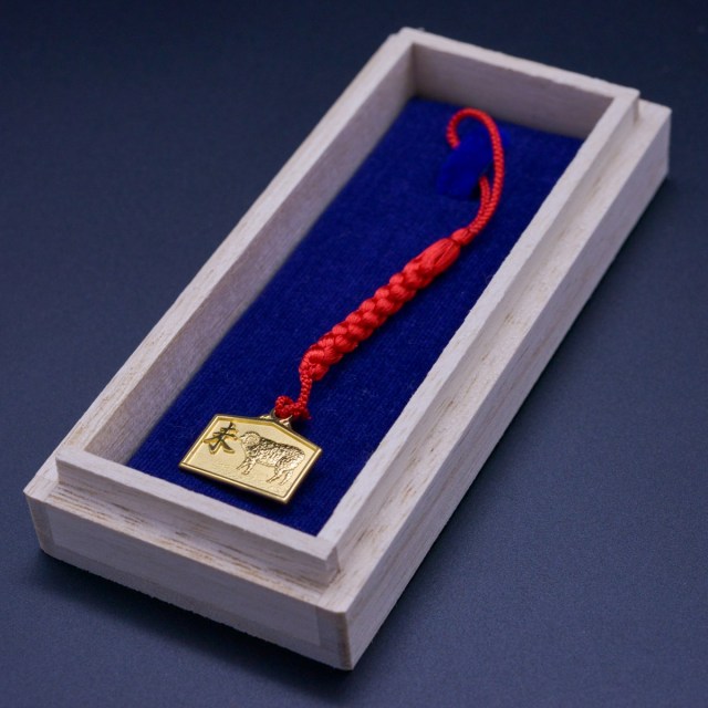 金属工芸 馬と人の装飾品 送料無料】 K18 根付 絵馬 未 / ストラップ 美術品 工芸品 おしゃれ