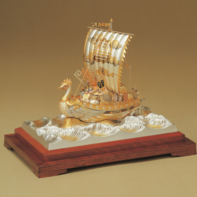 【送料無料】銀製 宝船 鳳凰 A 800g≪在庫確認後、10~14営業日程で出荷予定≫ ( 武比古 木札名入れ有料 置物 七福神 恵比寿 大黒 幸運 東京銀器（銀工芸） )