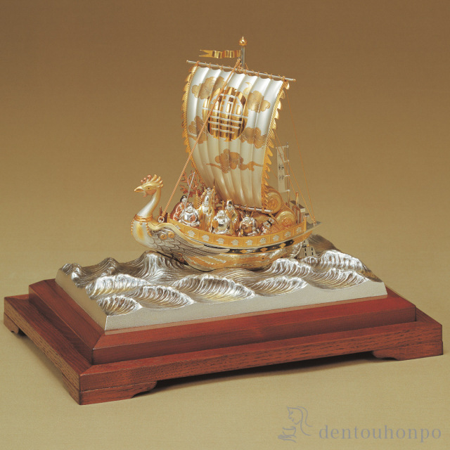 【送料無料】銀製 宝船 七福神 A 360g≪在庫確認後、10~14営業日程で出荷予定≫ ( 武比古 木札名入れ有料 置物 七福神 恵比寿 大黒 幸運 東京銀器（銀工芸） )