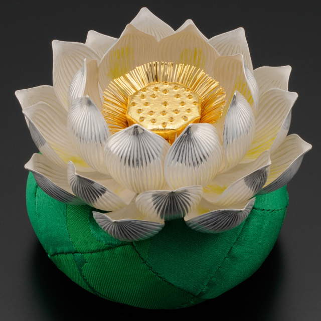 【送料無料】純銀 蓮飾り 白 2.5号・40g≪在庫確認後、10~14営業日程で出荷≫ ( 高級 コレクション 美術品 工芸品 伝統 東京銀器（銀工芸） )