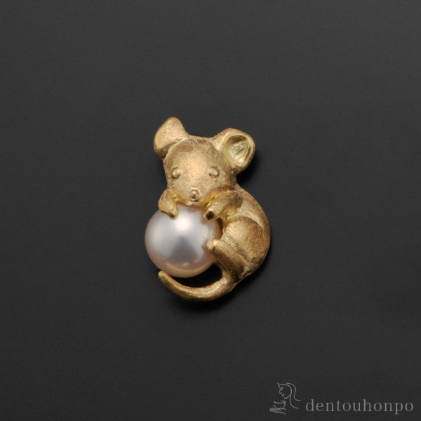 【送料無料】K18／アコヤ真珠 干支ピンズ 子 別珍ケース付き≪在庫確認後、10~14営業日程で出荷≫ ( 光則（金工芸） おしゃれ かわいい ピン アクセサリー ギフト 東京銀器（金工芸） )