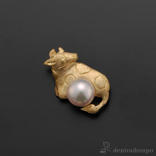 【送料無料】K18／アコヤ真珠 干支ピンズ 丑 別珍ケース付き≪在庫確認後、10~14営業日程で出荷≫ ( 光則（金工芸） おしゃれ かわいい ピン アクセサリー ギフト 東京銀器（金工芸） )