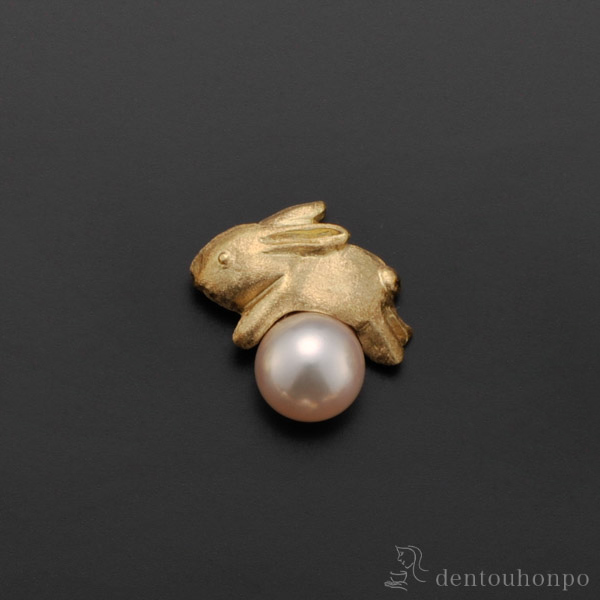 【送料無料】K18／アコヤ真珠 干支ピンズ 卯 別珍ケース付き≪在庫確認後、10~14営業日程で出荷≫ ( 光則（金工芸） おしゃれ かわいい ピン アクセサリー ギフト 東京銀器（金工芸） )