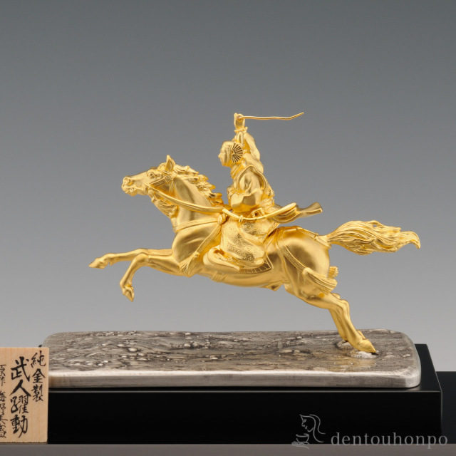 【送料無料】純金 武人躍動 70g≪1ヶ月程で出荷予定≫ ( 木札名入れ有料 高級 コレクション 美術品 工芸品 伝統 東京銀器（金工芸） )