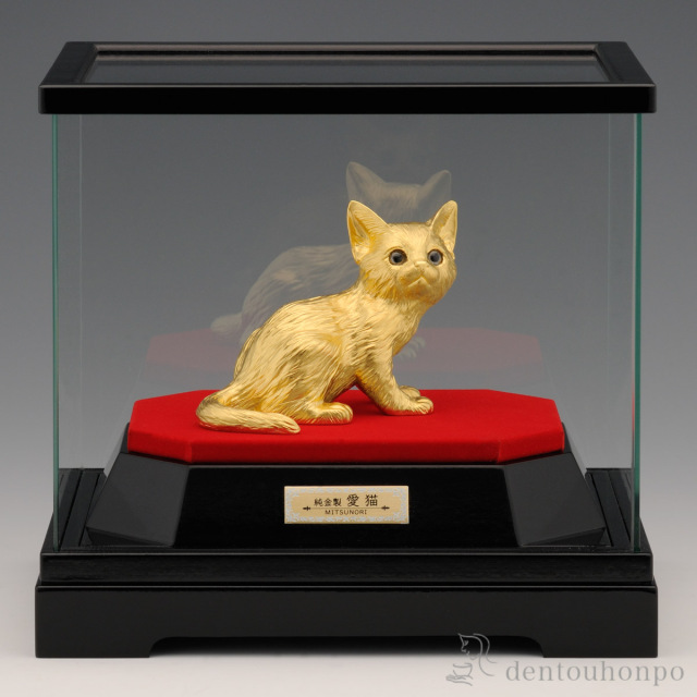 【送料無料】純金 愛猫　 B 50g≪1ヶ月程で出荷予定≫ ( 木札名入れ有料 高級 コレクション 美術品 工芸品 伝統 東京銀器（金工芸） )