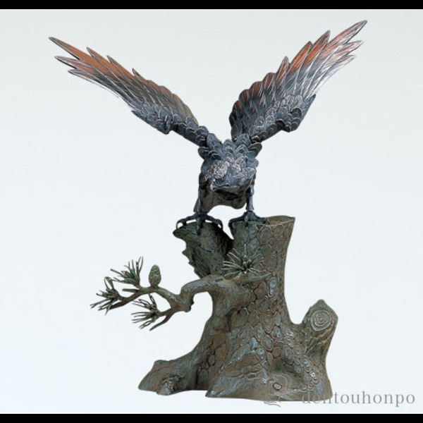 【送料無料】銅製 松鷹 上 鉄色 15号≪3週間程で出荷予定≫ ( 木札名入れ有料 置物 幸運 風水 縁起物 人気 高岡銅器 )