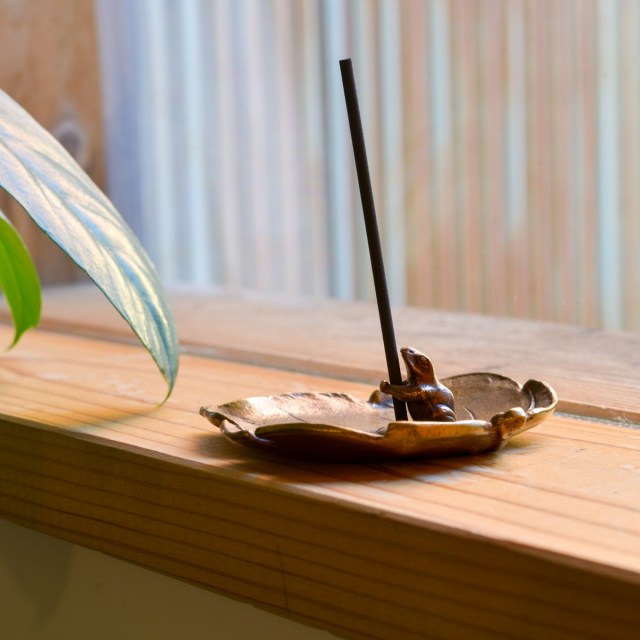 銅製 香立 ぶどうに蛙 大 / お香 線香 リラックス 仏具 人気 高岡銅器