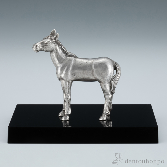 送料無料】 若駒 (銀メッキ) 木製塗板・桐箱付 / お正月 新年 午 馬