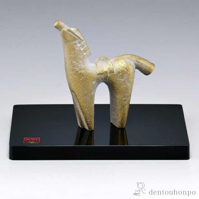 一歩 プラスチック台≪在庫確認後、1~3営業日で出荷≫ ( 木札名入れ有料 お正月 新年 午 馬 十二支 2026年 開運 高岡銅器 )