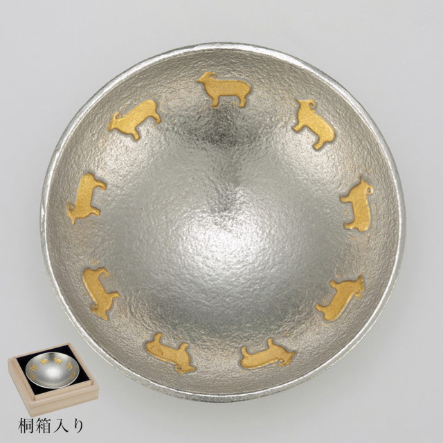 【送料無料】錫盃 九羊盃 金箔 桐箱入≪在庫確認後、1~3営業日で出荷≫ ( 木箱名入れ有料 木札名入れ有料 未 羊 十二支 2027年 開運 高岡銅器 お正月 新年 )