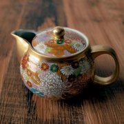 【送料無料】九谷焼 ポット急須 金花詰 茶こし付き≪13時までのご注文即日発送(休業日を除く)≫ ( あすつく 母の日 プレゼント 初任給 ティーポット お茶 煎茶 日本茶 おすすめ 九谷焼 )