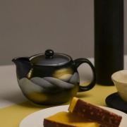 【送料無料】九谷焼 ポット急須 連山≪在庫確認後、通常即日で出荷≫ ( 取っ手付き 茶こし付き 茶器 急須 ティーポット 九谷焼 )