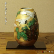【送料無料】九谷焼 花瓶 松に鶴 8号≪在庫確認後、通常即日で出荷≫ ( 木札名入れ有料 花器 フラワーベース インテリア 陶器 日本のお土産 九谷焼 )