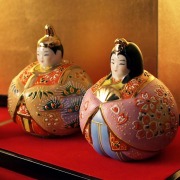 名入れ木札無料 【送料無料】九谷焼 玉雛人形 桜盛 3号 台・敷物・立札・屏風付≪13時までのご注文即日発送(休業日を除く)≫ ( あすつく コンパクト お雛様 ひな人形 陶器 木札 ミニ 九谷焼 )