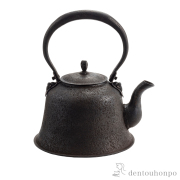 【送料無料】鉄瓶 平底撫肩肌 直火・IH対応 大 1700ml（1.7L）≪約半年で出荷予定≫ ( 岩鋳 やかん 湯沸かし てつびん 白湯 おすすめ 南部鉄器 )