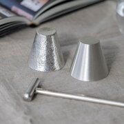 【送料無料】手作り鎚目キット ぐい呑 ぐい呑み2個・製作用カップ1個・ハンマー1個≪在庫確認後、21営業日程で出荷≫ ( 能作 母の日 プレゼント 初任給 ぐいのみ 盃 酒器 猪口 日本酒 高岡銅器 )