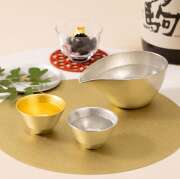 【送料無料】喜器(きき) II 酒器セット 錫 金箔 片口・小 片口1個・盃2種入り≪在庫確認後、21営業日程で出荷≫ ( 能作 名入れ有料 母の日 プレゼント 初任給 酒器 日本酒 冷酒 プレゼント 人気 高岡銅器 )