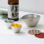 【送料無料】酒器セット 錫 金箔 片口・大 片口1個・ぐい呑2種入り≪在庫確認後、21営業日程で出荷≫ ( 能作 名入れ有料 母の日 プレゼント 初任給 酒器 日本酒 冷酒 プレゼント 人気 高岡銅器 )
