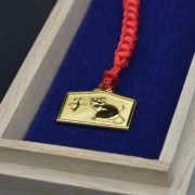 【送料無料】Ｋ１８ 根付 絵馬 子≪在庫確認後、10~14営業日程で出荷≫ ( ストラップ 美術品 工芸品 おしゃれ ブランド 東京銀器（金工芸） )