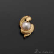 【送料無料】K18／アコヤ真珠 干支ピンズ 巳 別珍ケース付き≪在庫確認後、10~14営業日程で出荷≫ ( 光則（金工芸） おしゃれ かわいい ピン アクセサリー ギフト 東京銀器（金工芸） )