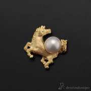 【送料無料】K18／アコヤ真珠 干支ピンズ 午 別珍ケース付き≪在庫確認後、10~14営業日程で出荷≫ ( 光則（金工芸） おしゃれ かわいい ピン アクセサリー ギフト 東京銀器（金工芸） )