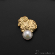 【送料無料】K18／アコヤ真珠 干支ピンズ 未 別珍ケース付き≪在庫確認後、10~14営業日程で出荷≫ ( 光則（金工芸） おしゃれ かわいい ピン アクセサリー ギフト 東京銀器（金工芸） )