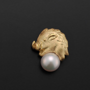 【送料無料】K18／アコヤ真珠 干支ピンズ 亥 別珍ケース付き≪在庫確認後、10~14営業日程で出荷≫ ( 光則（金工芸） おしゃれ かわいい ピン アクセサリー ギフト 東京銀器（金工芸） )
