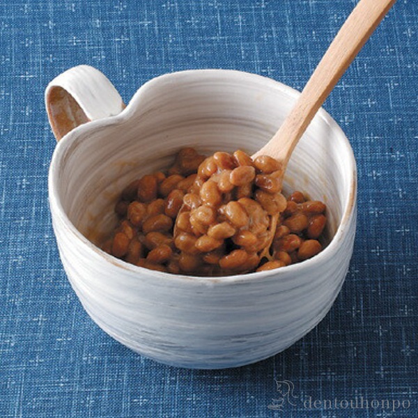 【送料無料】納豆鉢 粉引 さじ付≪在庫確認後、10~14営業日程で出荷≫ ( 和食 食器 おつまみ 朝食 煮物 波佐見焼 )