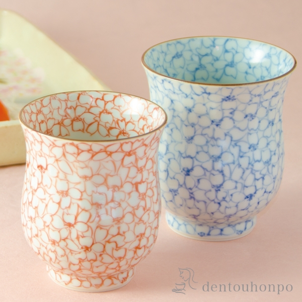 【送料無料】組湯呑 染赤桜詰 ペア≪在庫確認後、1~3営業日で出荷≫ ( 名入れ有料 母の日 プレゼント 初任給 湯呑み 湯のみ セット 湯飲み おすすめ セット 清水焼 京焼 )