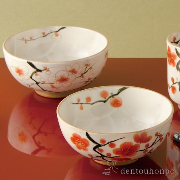 【送料無料】組飯碗 紅白梅 ペア≪在庫確認後、1~3営業日で出荷≫ ( 名入れ有料 母の日 プレゼント 初任給 ギフト プレゼント ご飯茶碗 結婚祝い おすすめ セット 清水焼 京焼 )