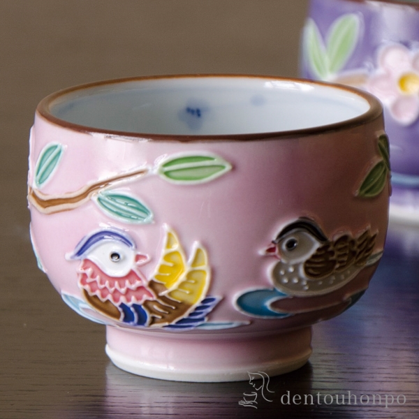 【送料無料】ぐい呑 交趾おしどり ピンク≪在庫確認後、1~3営業日で出荷≫ ( 木箱名入れ有料 母の日 プレゼント 初任給 ぐいのみ 盃 酒器 セット 日本酒 清水焼 京焼 )