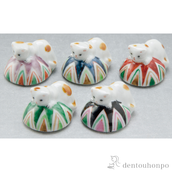 【送料無料】箸置 五色まり猫 ５種≪在庫確認後、1~3営業日で出荷≫ ( 退職祝い 定年 ギフト セット 結婚祝い お店 人気 清水焼 京焼 )